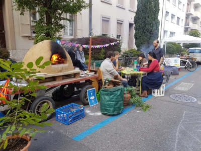 Pizzaofen auf einem Parkplatz in Basel