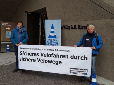 Mitglieder der Regionalgruppe von Zürich am Eingang des Verkehrssicherheitskongresses