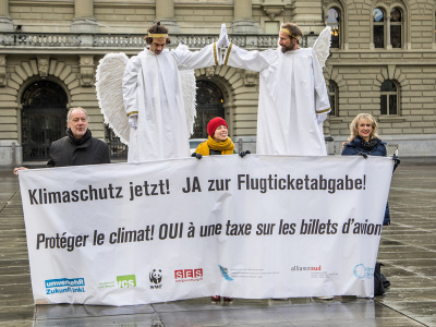 Klima-Schutzengel übergeben auf dem Bundesplatz ihre Forderungen