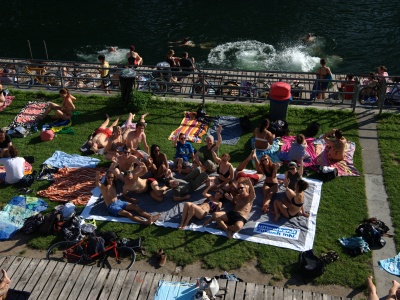 umverkehR Riesenbadetuch am Letten in Zürich