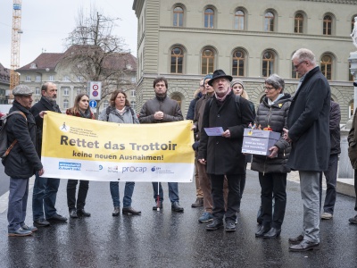 Übergabe der Petition "Rettet das Trottoir" in Bern