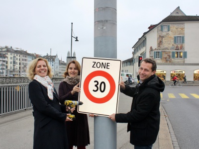 umverkehR hat der Stadträtin Karin Rykart symbolisch ein Tempo 30‑Schild übergeben. 