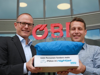 umverkehR-Geschäftsleiter Silas Hobi übergibt 1000 Unterschriften an Kurt Bauer von den ÖBB