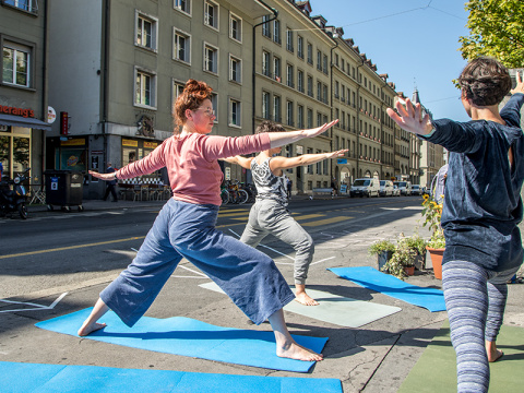 Yoga und begrünter Parkplatz zum Verweilen. Wohlfühlklima von Klimastreik in Bern am PARK(ing) Day 2019