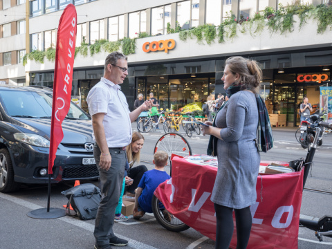 Stand mit Glücksrad statt Parkplatz von Pro Velo Basel am PARK(ing) Day 2019