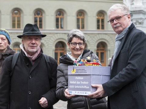 Übergabe der Petition "Rettet das Trottoir" am in Bern