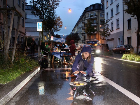 Dem Wetter trotzen statt Parkplatz! Spontane PARK(ing) Day Aktion and der Agnesstrasse in Zürich