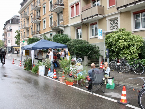 Gartenoase statt Parkplatz! Aktion an der Röschibachstrasse in Zürich