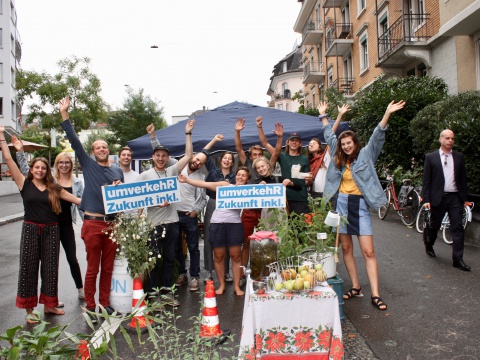 Lebensfreude statt Parkplatz! Aktion an der Röschibachstrasse in Zürich