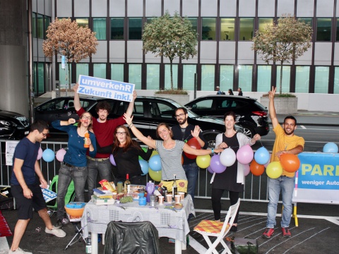 "International Dinner" statt Parkplatz! Aktion unter der Hardbrücke in Zürich