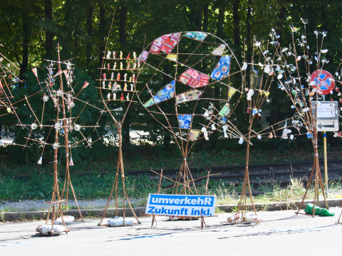 Parkplatzkunst: Abstrahierte Bäume, hergestellt aus Holz- und Drahtobjekten, sowie gebrauchten Aludosen, organisiert von F+F, Schule für Kunst und Design in Zürich am PARK(ing) Day 2019