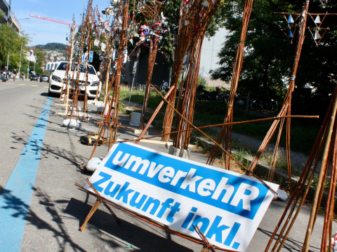 Parkplatzkunst: Abstrahierte Bäume, hergestellt aus Holz- und Drahtobjekten, sowie gebrauchten Aludosen, organisiert von F+F, Schule für Kunst und Design in Zürich am PARK(ing) Day 2019