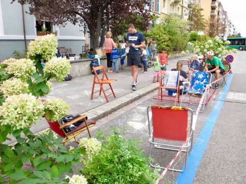 Strassenkaffee statt Parkplatz! Aktion in der Hegenheimerstrasse in Basel