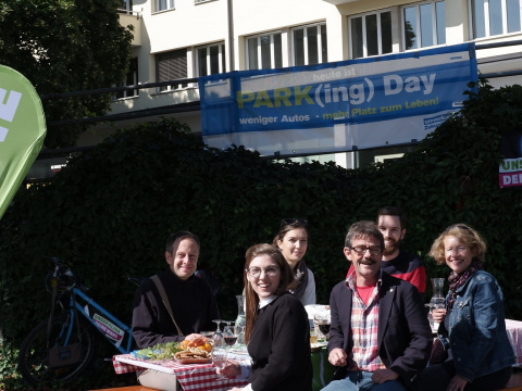 Strassencafé mit verschiedenen Angeboten von Grüne Stadt und Region St. Gallen am PARK(ing) Day 2019
