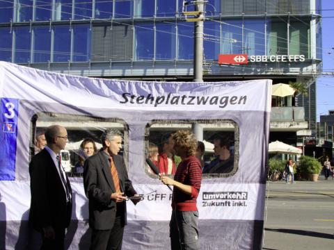 Thomas Stahel übergibt die Petition für Stehplatzwagen