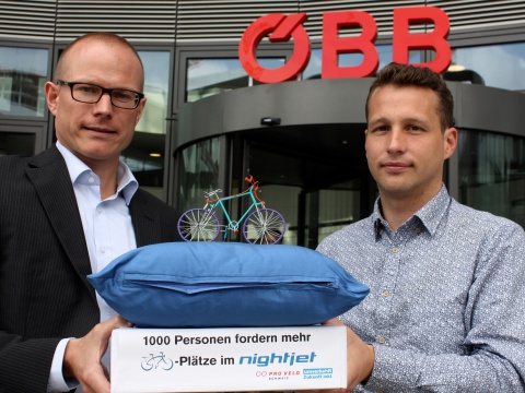 umverkehR-Geschäftsleiter Silas Hobi übergibt 1000 Unterschriften an Kurt Bauer von den ÖBB